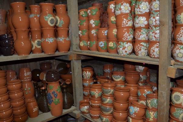 Керамические изделия Масликовых на полках склада