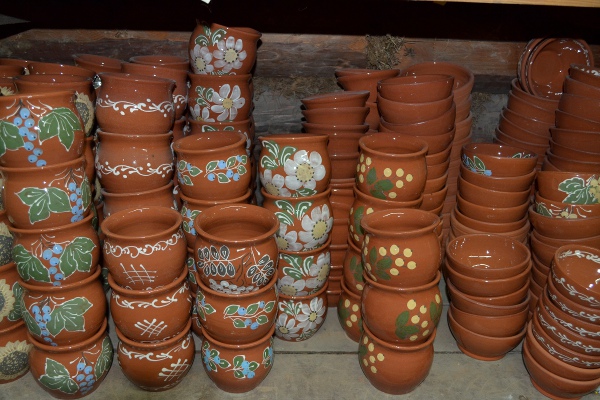 Керамическая посуда Масликовых на полках склада