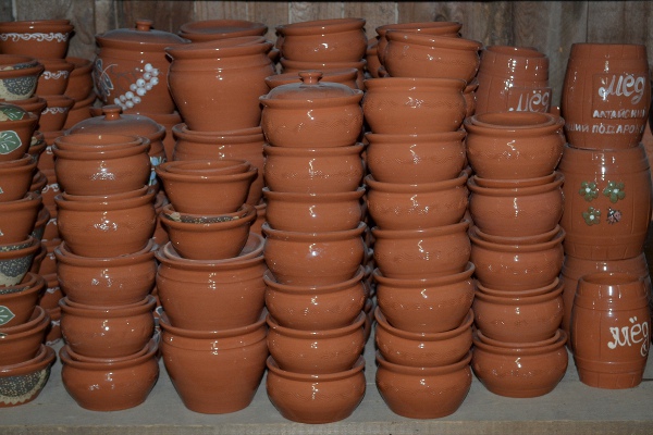 Керамическая посуда от Масликовых на полках склада