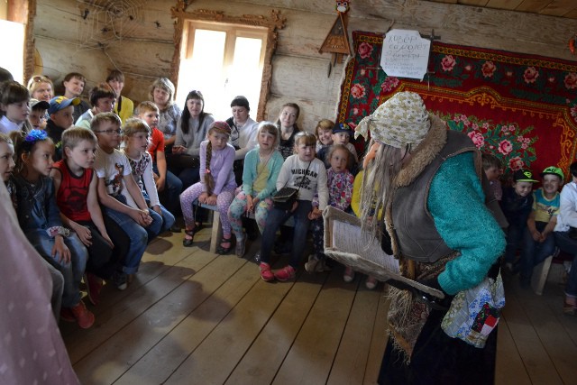 Сказочное представление в домике Бабы Яги на подворье гончара из Таволог